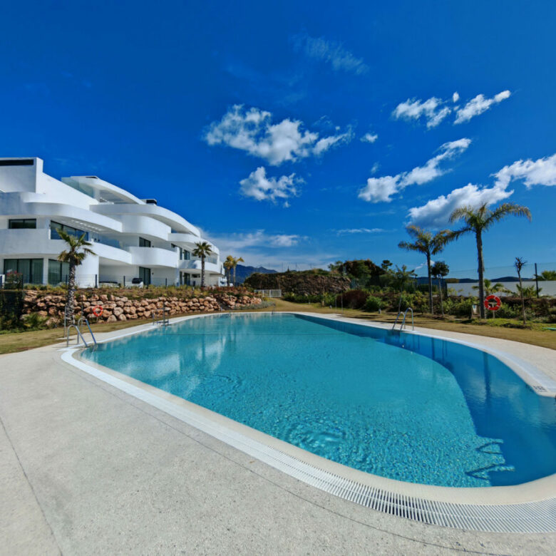 FOR SALE 🏡 Elegant Ground Floor Apartment with Private Garden – Palo Alto, Marbella