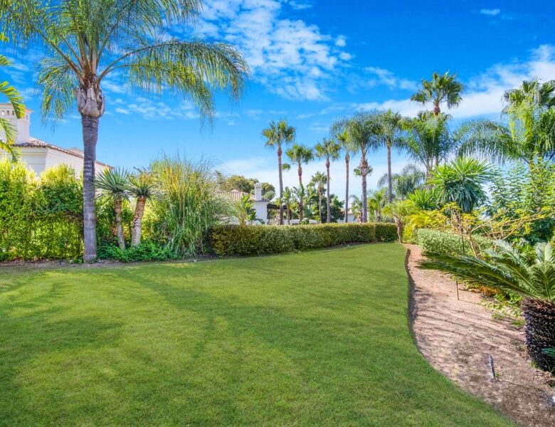FOR SALE 🏡 Renovation Villa in Gated Community – Las Lomas de Magna Marbella, Golden Mile