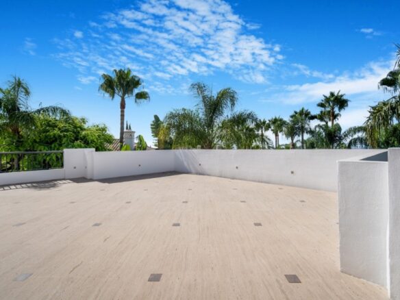 FOR SALE 🏡 Renovation Villa in Gated Community – Las Lomas de Magna Marbella, Golden Mile