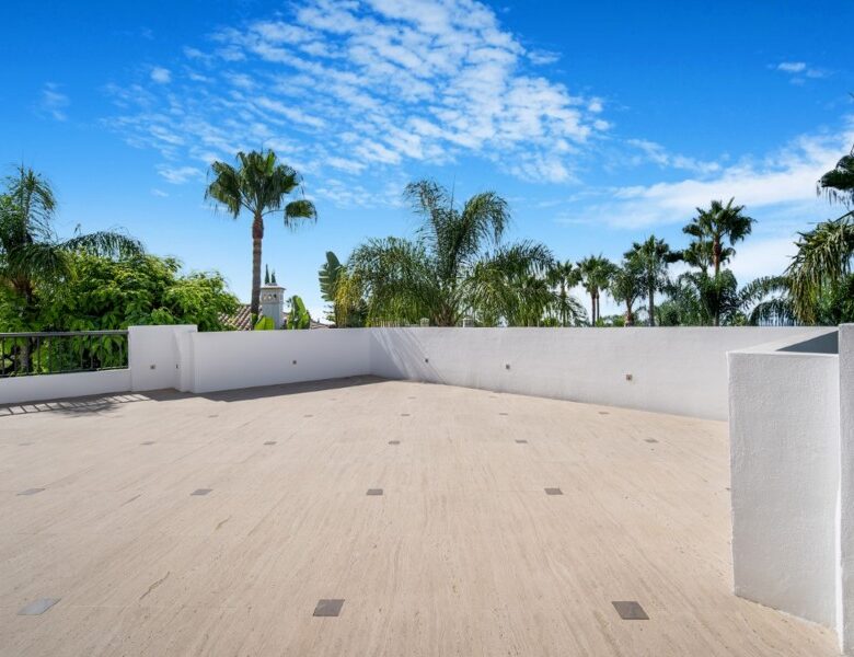 FOR SALE 🏡 Renovation Villa in Gated Community – Las Lomas de Magna Marbella, Golden Mile