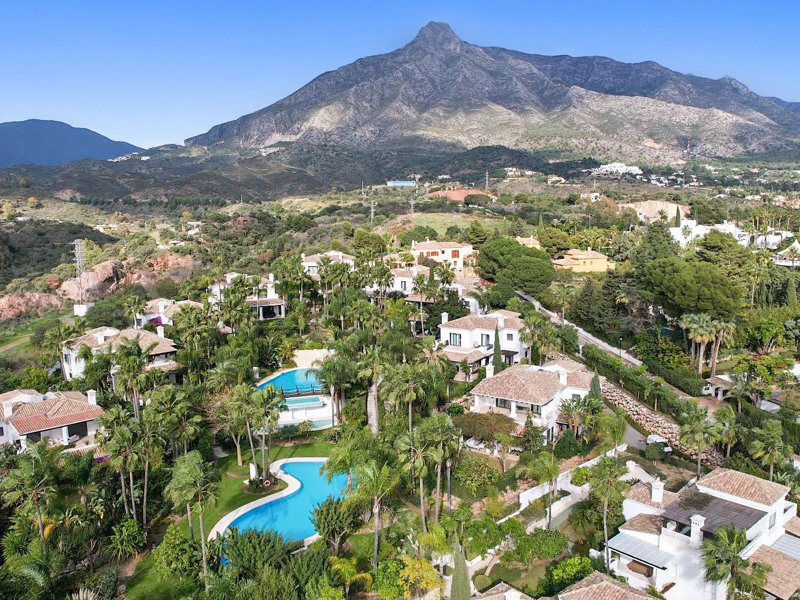 FOR SALE 🏡 Renovation Villa in Gated Community – Las Lomas de Magna Marbella, Golden Mile