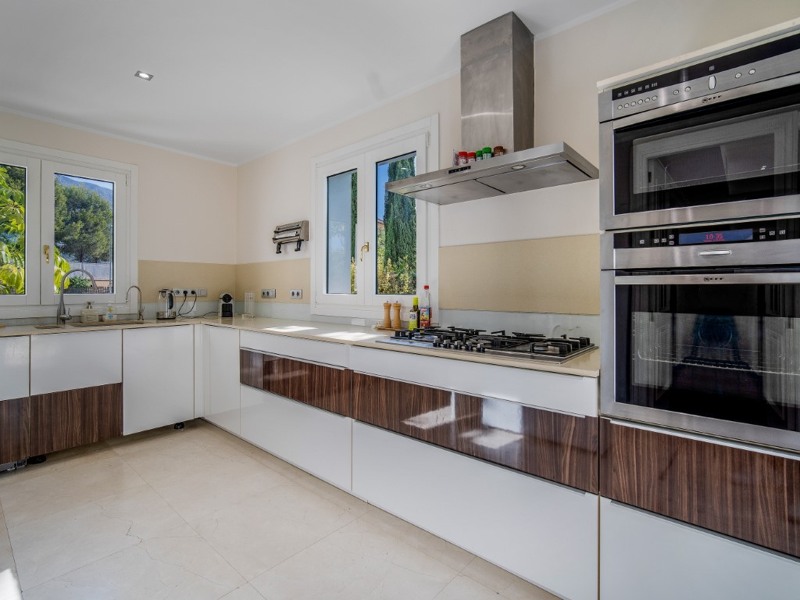 FOR SALE 🏡 Renovation Villa in Gated Community – Las Lomas de Magna Marbella, Golden Mile