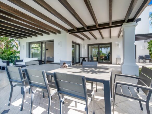 FOR SALE 🏡 Renovation Villa in Gated Community – Las Lomas de Magna Marbella, Golden Mile