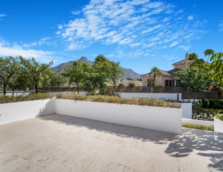 FOR SALE 🏡 Renovation Villa in Gated Community – Las Lomas de Magna Marbella, Golden Mile