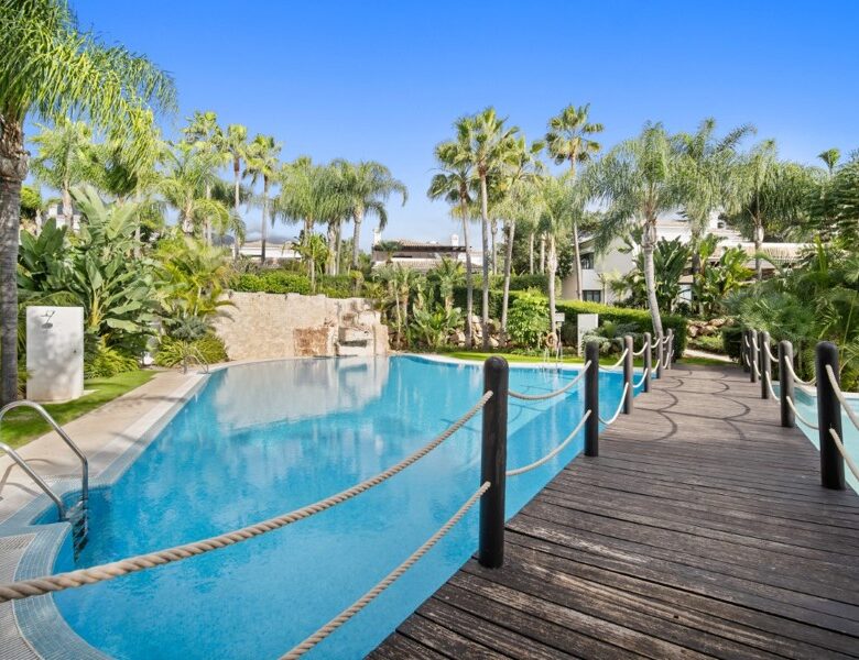 FOR SALE 🏡 Renovation Villa in Gated Community – Las Lomas de Magna Marbella, Golden Mile