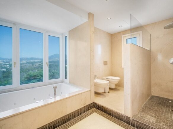 FOR SALE 🏡 Renovation Villa in Gated Community – Las Lomas de Magna Marbella, Golden Mile