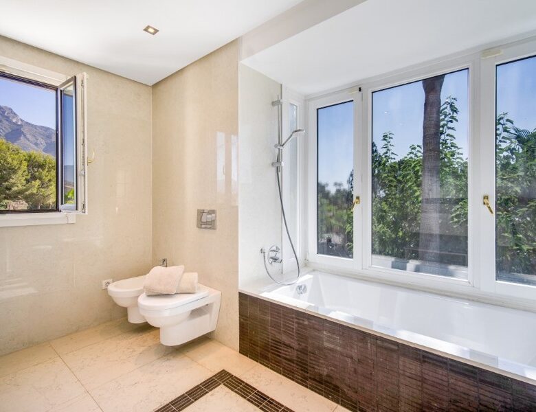 FOR SALE 🏡 Renovation Villa in Gated Community – Las Lomas de Magna Marbella, Golden Mile