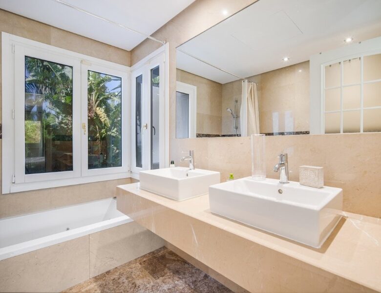 FOR SALE 🏡 Renovation Villa in Gated Community – Las Lomas de Magna Marbella, Golden Mile