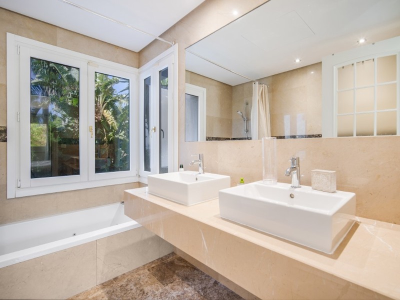 FOR SALE 🏡 Renovation Villa in Gated Community – Las Lomas de Magna Marbella, Golden Mile
