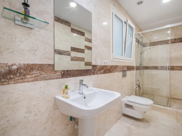 FOR SALE 🏡 Renovation Villa in Gated Community – Las Lomas de Magna Marbella, Golden Mile