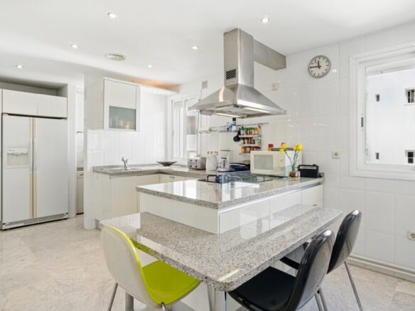 FOR SALE 🏡 South Facing Duplex Penthouse – Marbella Real, Golden Mile, Marbella