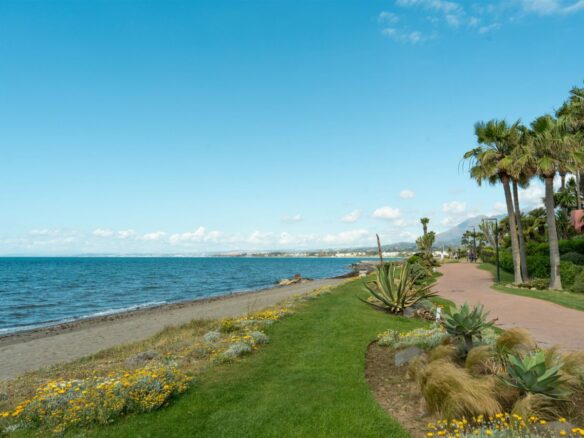 FOR SALE 🏡 Menara Beach Duplex Penthouse – Estepona East, Estepona