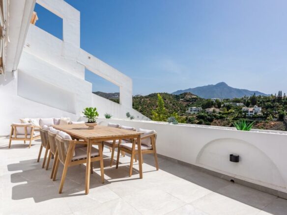 FOR SALE 🏡 Renovated Apartment with Golf Views – Mirador II, La Quinta, Benahavís