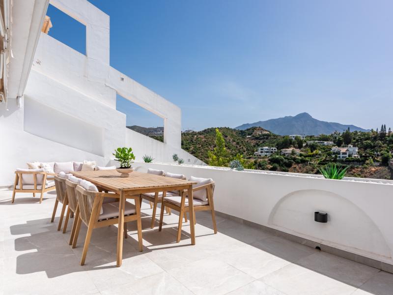 FOR SALE 🏡 Renovated Apartment with Golf Views – Mirador II, La Quinta, Benahavís