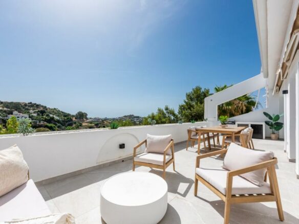 FOR SALE 🏡 Renovated Apartment with Golf Views – Mirador II, La Quinta, Benahavís