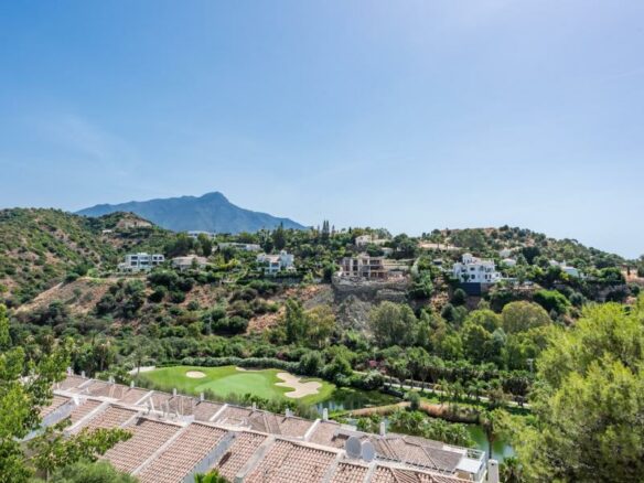 FOR SALE 🏡 Renovated Apartment with Golf Views – Mirador II, La Quinta, Benahavís