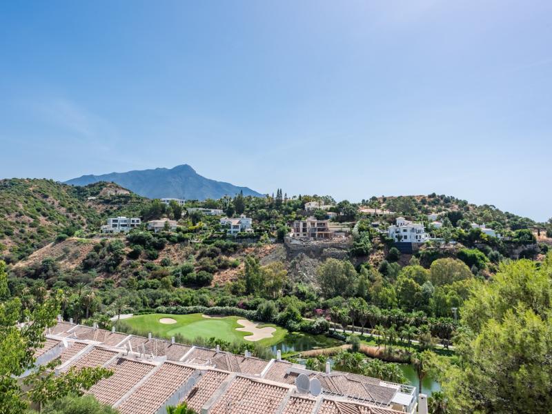 FOR SALE 🏡 Renovated Apartment with Golf Views – Mirador II, La Quinta, Benahavís
