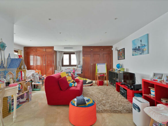 FOR SALE 🏡 Renovated Mediterranean Villa with Solar Energy – Nagüeles, Golden Mile, Marbella