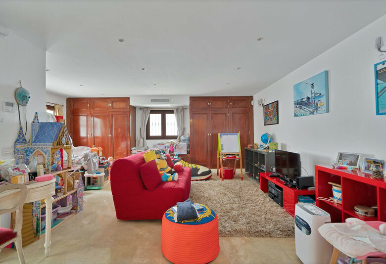 FOR SALE 🏡 Renovated Mediterranean Villa with Solar Energy – Nagüeles, Golden Mile, Marbella