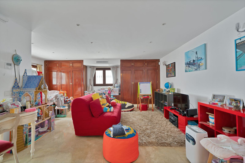 FOR SALE 🏡 Renovated Mediterranean Villa with Solar Energy – Nagüeles, Golden Mile, Marbella