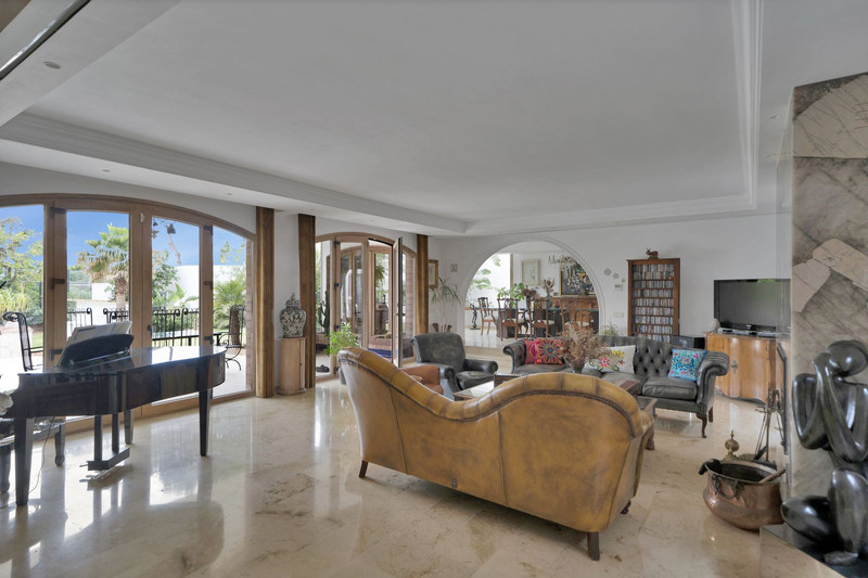 FOR SALE 🏡 Renovated Mediterranean Villa with Solar Energy – Nagüeles, Golden Mile, Marbella
