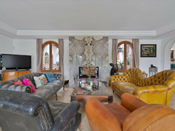 FOR SALE 🏡 Renovated Mediterranean Villa with Solar Energy – Nagüeles, Golden Mile, Marbella