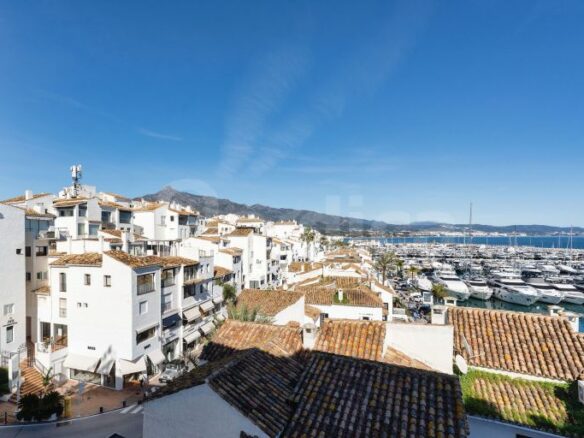 FOR SALE 🏡 Marina View Apartment in Benabola – Puerto Banús, Marbella