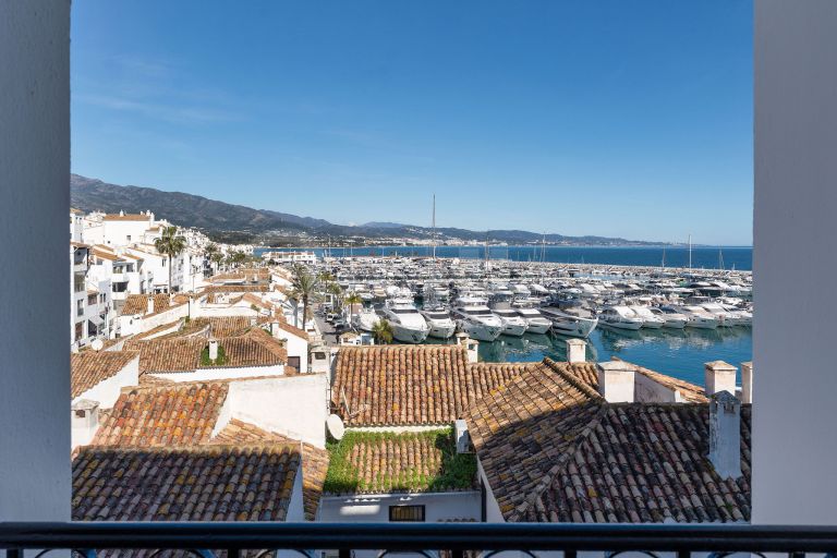 FOR SALE 🏡 Marina View Apartment in Benabola – Puerto Banús, Marbella