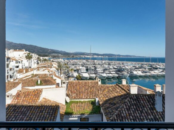 FOR SALE 🏡 Marina View Apartment in Benabola – Puerto Banús, Marbella