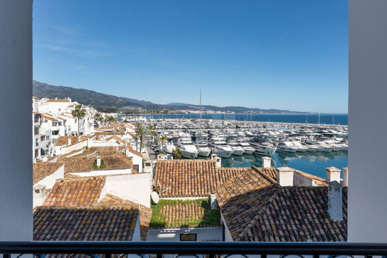 FOR SALE 🏡 Marina View Apartment in Benabola – Puerto Banús, Marbella