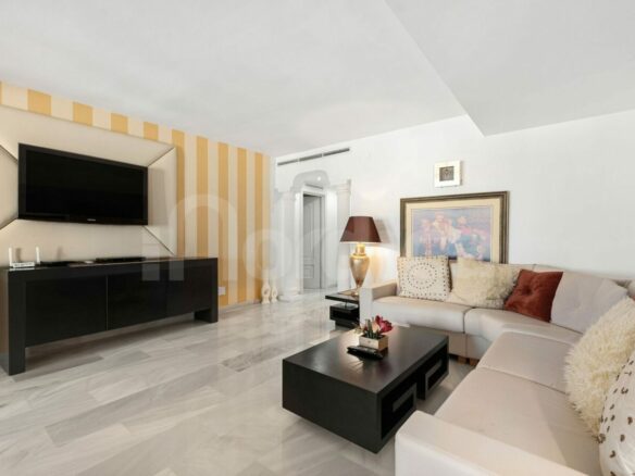 FOR SALE 🏡 Marina View Apartment in Benabola – Puerto Banús, Marbella