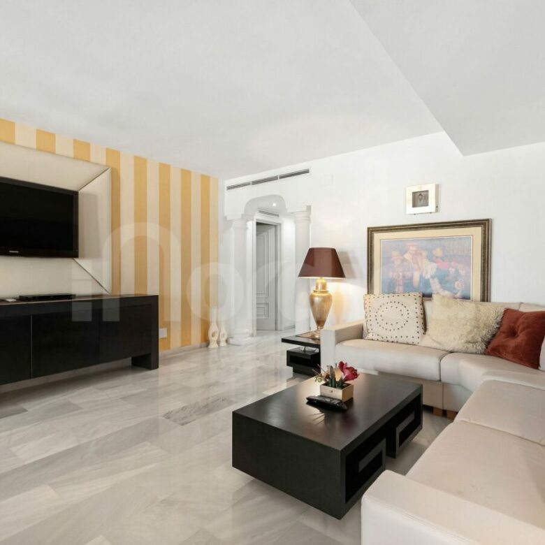 FOR SALE 🏡 Marina View Apartment in Benabola – Puerto Banús, Marbella