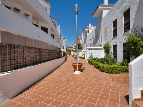 FOR SALE 🏡 Elegant Ground Floor Apartment – La Maestranza, Nueva Andalucía, Marbella