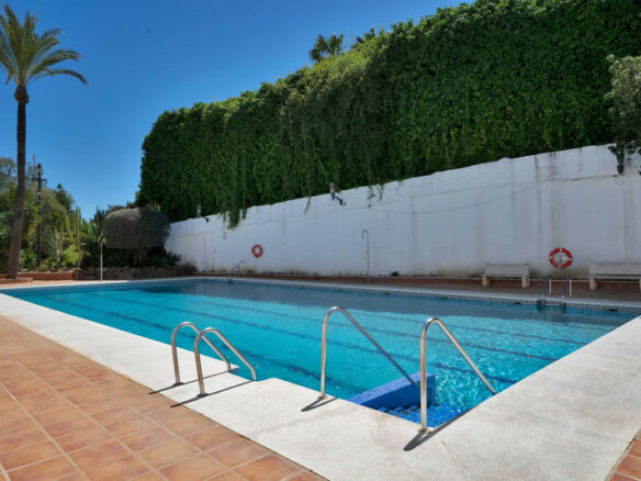 FOR SALE 🏡 Elegant Ground Floor Apartment – La Maestranza, Nueva Andalucía, Marbella