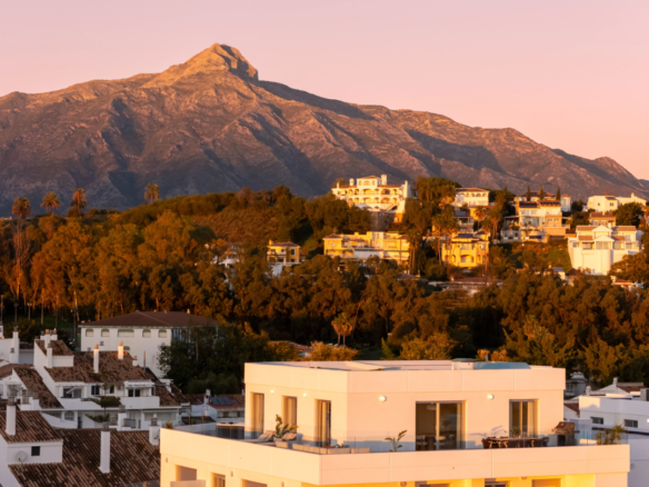 FOR SALE 🏡 Top Floor Penthouse with 128 M2 Wraparound Terrace – La Campana, Nueva Andalucía