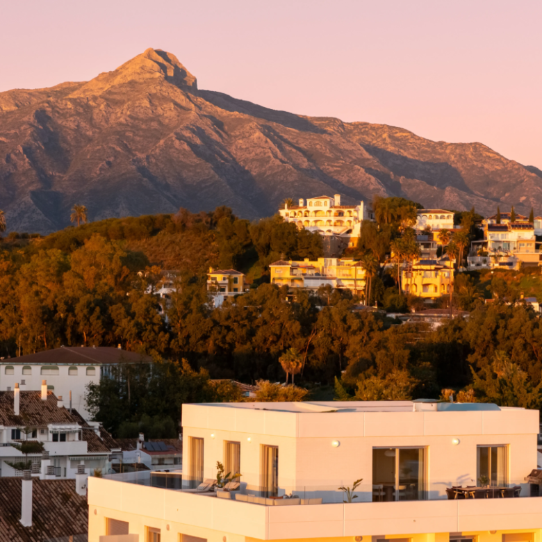 FOR SALE 🏡 Top Floor Penthouse with 128 M2 Wraparound Terrace – La Campana, Nueva Andalucía
