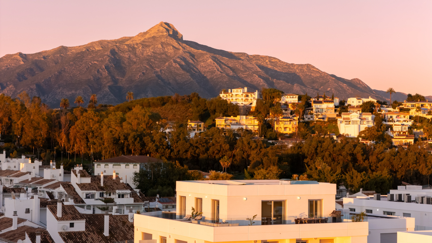 FOR SALE 🏡 Top Floor Penthouse with 128 M2 Wraparound Terrace – La Campana, Nueva Andalucía