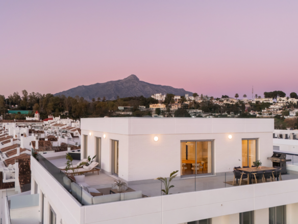 FOR SALE 🏡 Top Floor Penthouse with 128 M2 Wraparound Terrace – La Campana, Nueva Andalucía
