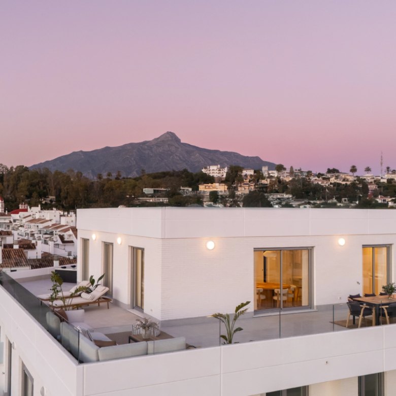 FOR SALE 🏡 Top Floor Penthouse with 128 M2 Wraparound Terrace – La Campana, Nueva Andalucía
