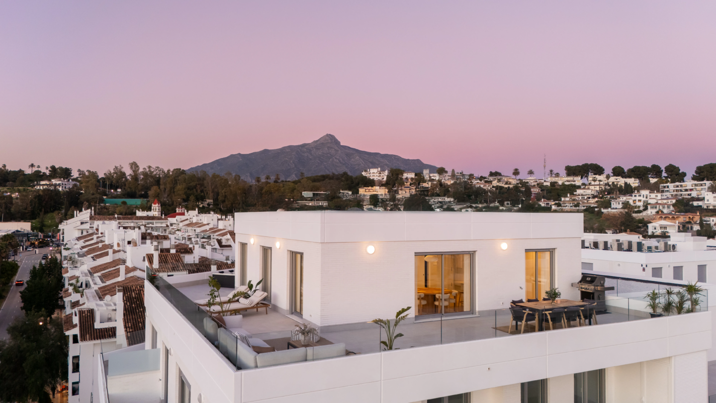 FOR SALE 🏡 Top Floor Penthouse with 128 M2 Wraparound Terrace – La Campana, Nueva Andalucía