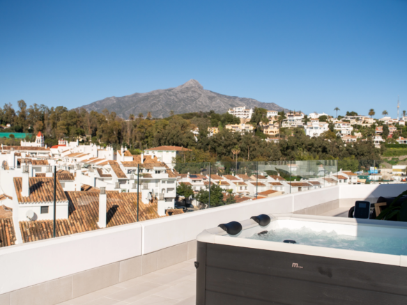 FOR SALE 🏡 Top Floor Penthouse with 128 M2 Wraparound Terrace – La Campana, Nueva Andalucía