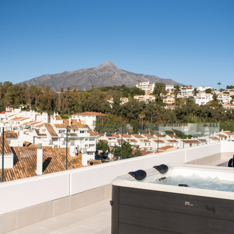 FOR SALE 🏡 Top Floor Penthouse with 128 M2 Wraparound Terrace – La Campana, Nueva Andalucía