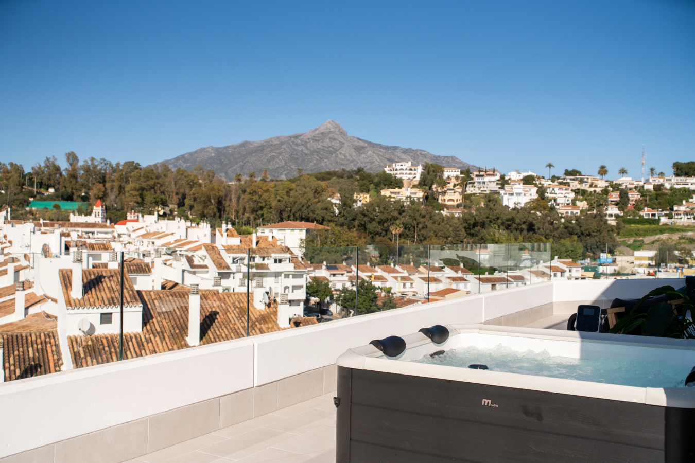 FOR SALE 🏡 Top Floor Penthouse with 128 M2 Wraparound Terrace – La Campana, Nueva Andalucía