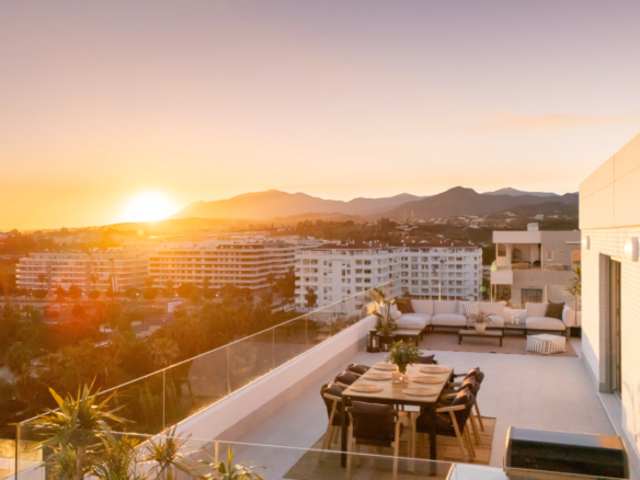 FOR SALE 🏡 Top Floor Penthouse with 128 M2 Wraparound Terrace – La Campana, Nueva Andalucía