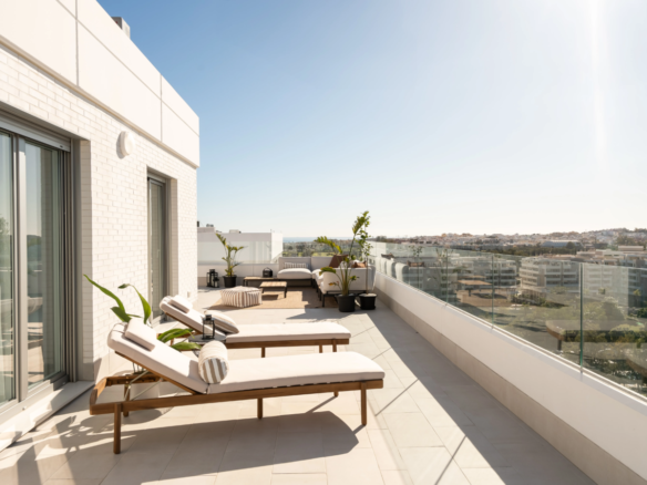 FOR SALE 🏡 Top Floor Penthouse with 128 M2 Wraparound Terrace – La Campana, Nueva Andalucía