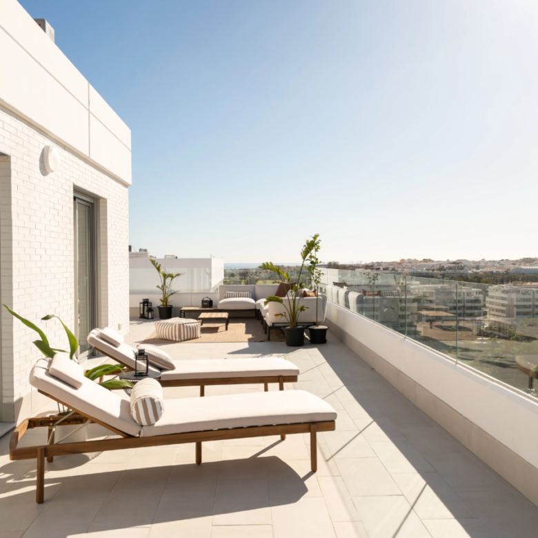 FOR SALE 🏡 Top Floor Penthouse with 128 M2 Wraparound Terrace – La Campana, Nueva Andalucía