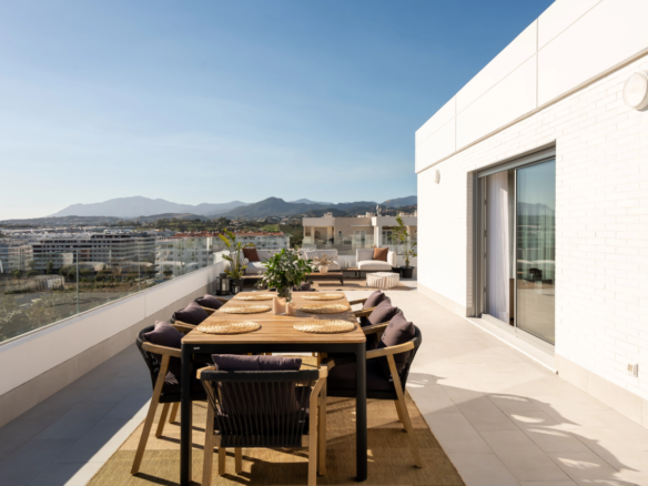 FOR SALE 🏡 Top Floor Penthouse with 128 M2 Wraparound Terrace – La Campana, Nueva Andalucía