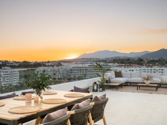 FOR SALE 🏡 Top Floor Penthouse with 128 M2 Wraparound Terrace – La Campana, Nueva Andalucía