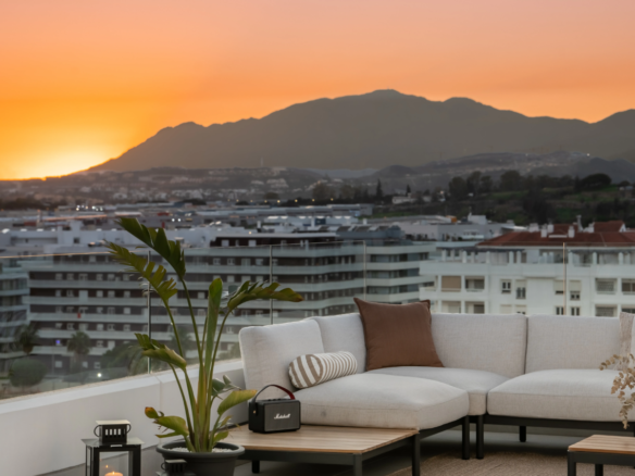 FOR SALE 🏡 Top Floor Penthouse with 128 M2 Wraparound Terrace – La Campana, Nueva Andalucía