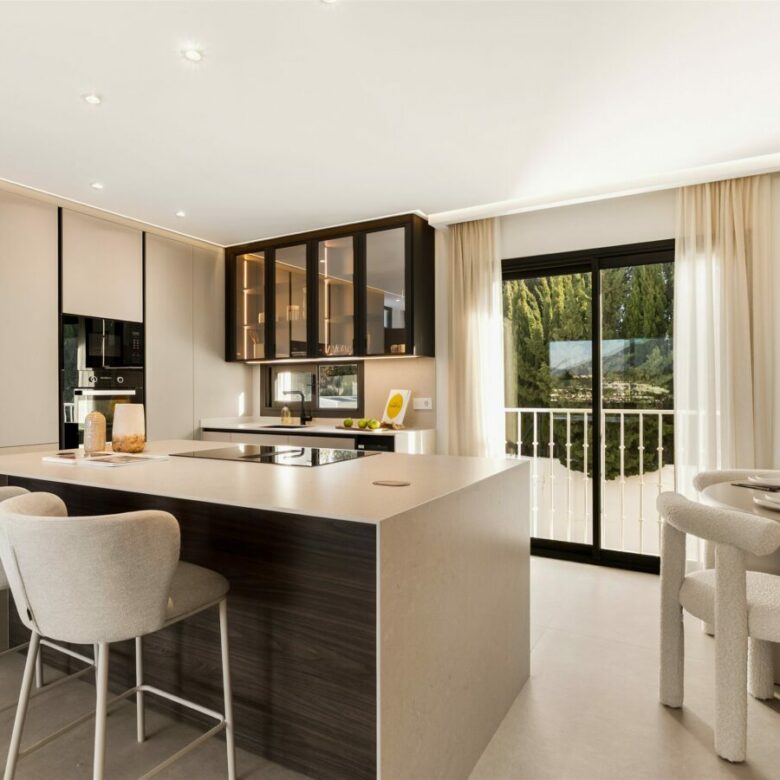 FOR SALE 🏡 Two Combinable Apartments with La Concha Views – Nueva Andalucía, Marbella